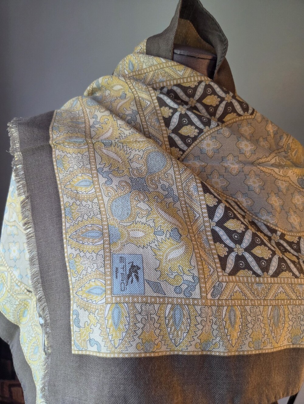 Authentic Etro Scarf Paisley Border Shawl in Gold and Olive - Picture 2 of 9